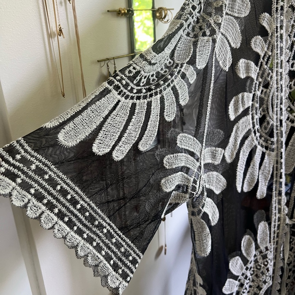 Elegant Black and White Lace Kimono/Cover Up - Picture 2 of 10